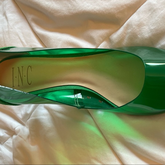 Fun Green Heels - Picture 4 of 8